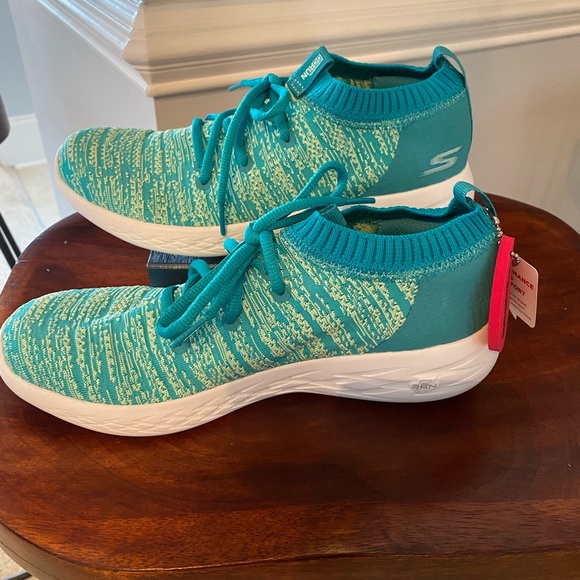 NWT Sketchers GoRun woman’s sz 8 - Picture 2 of 6